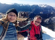 43 All'omone di vetta del Monte Avaro (1080 m) . un traballante selfie...spazzati dal vento !